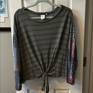 Stylish Women's Top with Patterned Sleeves